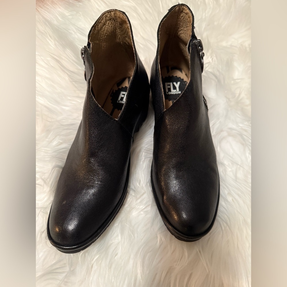 Fly London Poro Wedge Black leather Bootie 37, US 7